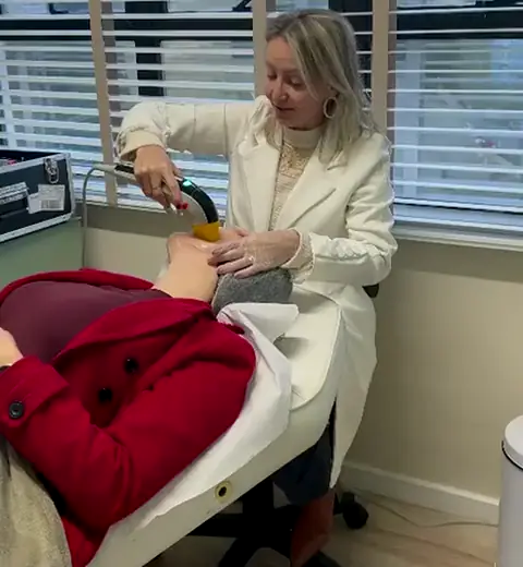 Dra. Dani aplicando o ultrassom microfocado