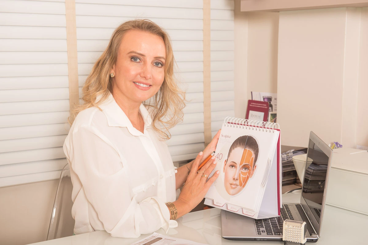 Dra. Dani Goe no consultório explicando tratamento de ultrassom microfocado